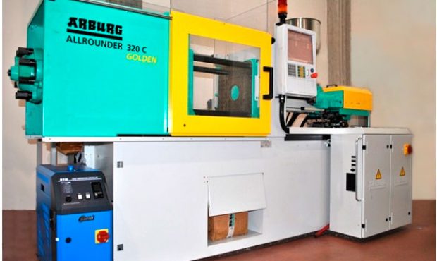 Inyectora equipada con sistema de Molde Calefactado Inyectora equipada con sistema de Molde Calefactado